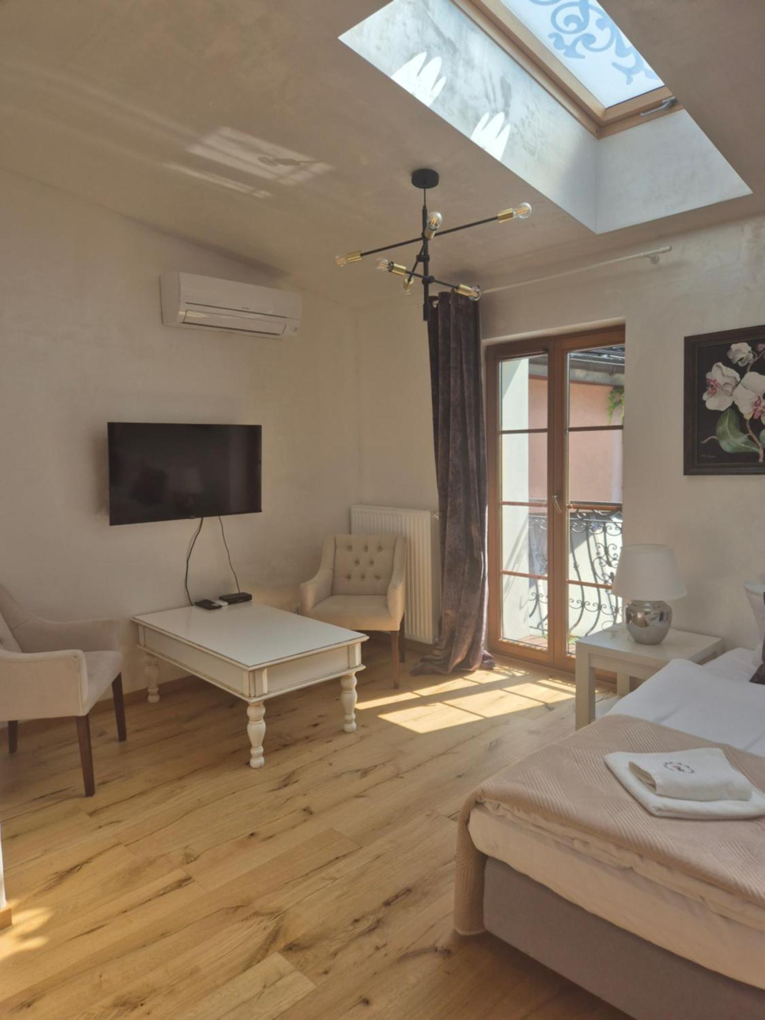 Aparthotel Miodowa 25 Краков Экстерьер фото